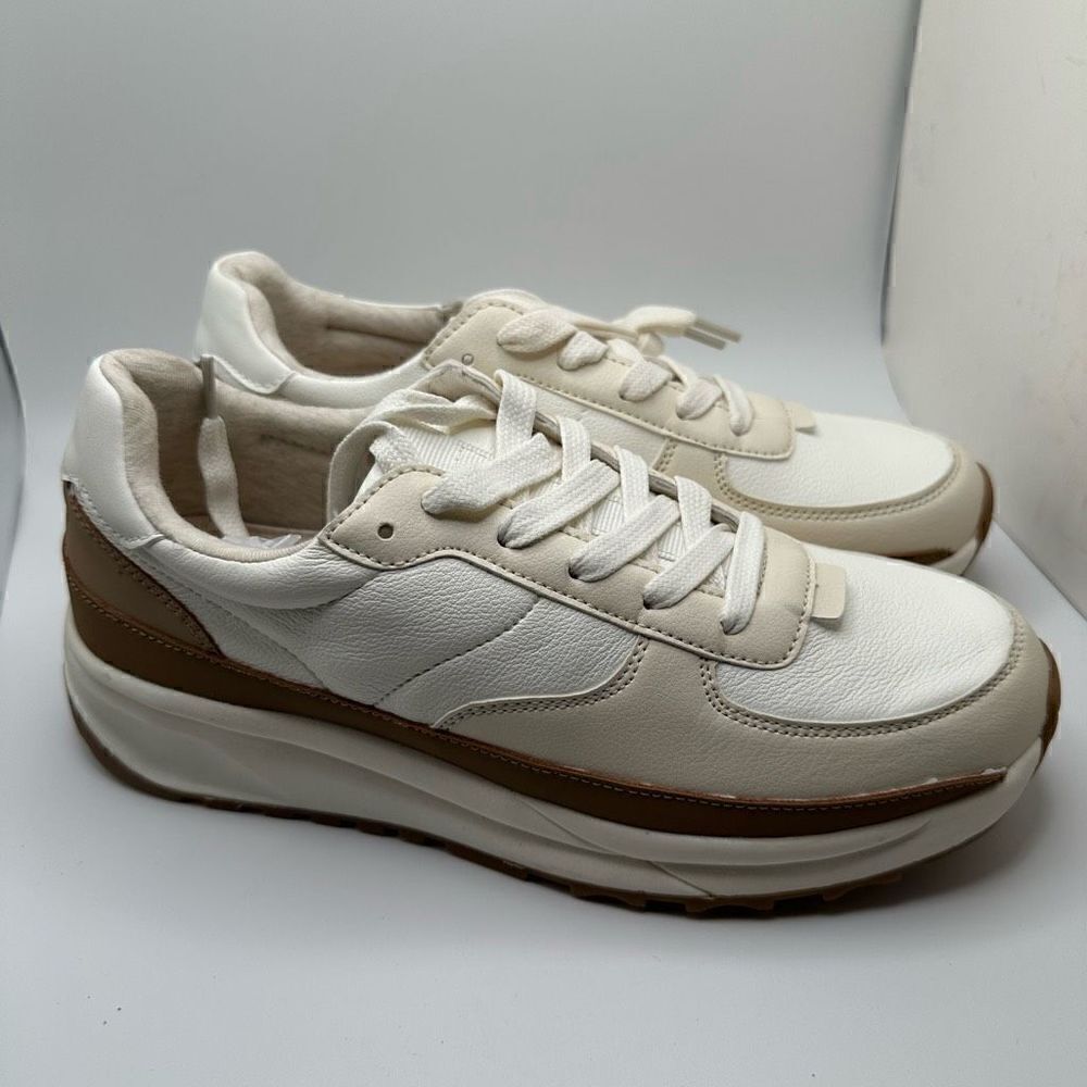 CUSHIONAIRE Women's lace up Sneaker +Comfort Foam 9 WHITE/TAN